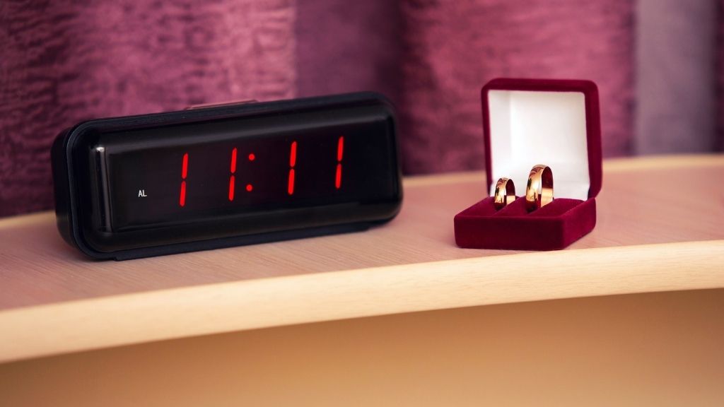 O significado de 1111 como sincronicidade, símbolo poderoso das Chamas Gêmeas e sinal de alinhamento espiritual.